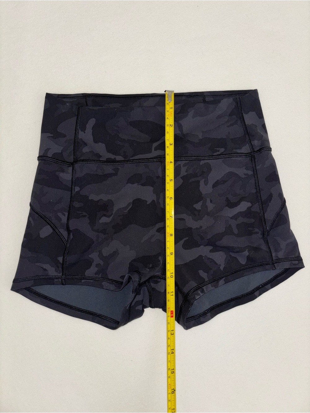 lululemon Camo High Rise Shorts Size 6 Black Gray Athletic Yoga - Picture 5 of 5